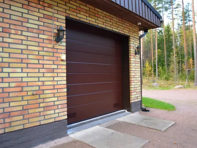 Autotallin nosto-ovi asennettuna