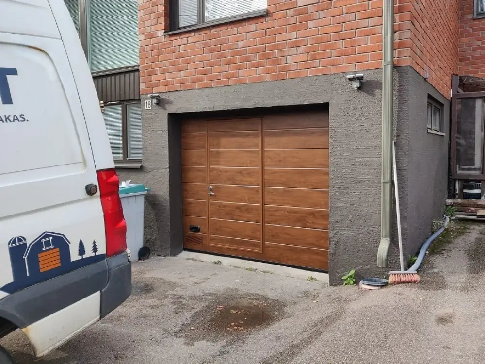 Nosto-ovi käyntiovella Kotkassa