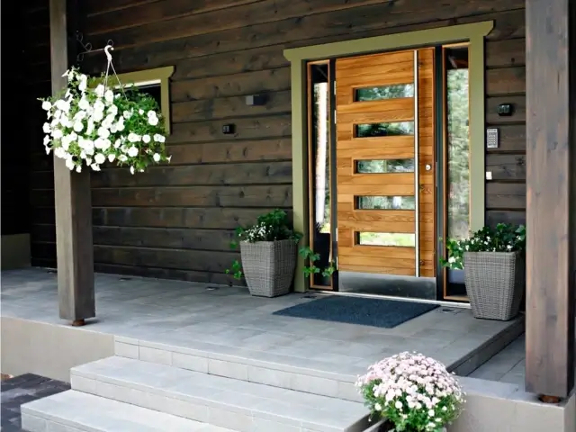 Ulko-ovet asennettuna