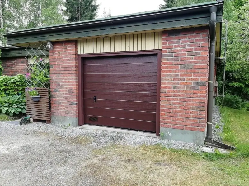 Uusi eristetty nosto-ovi asennettuna Kouvolassa