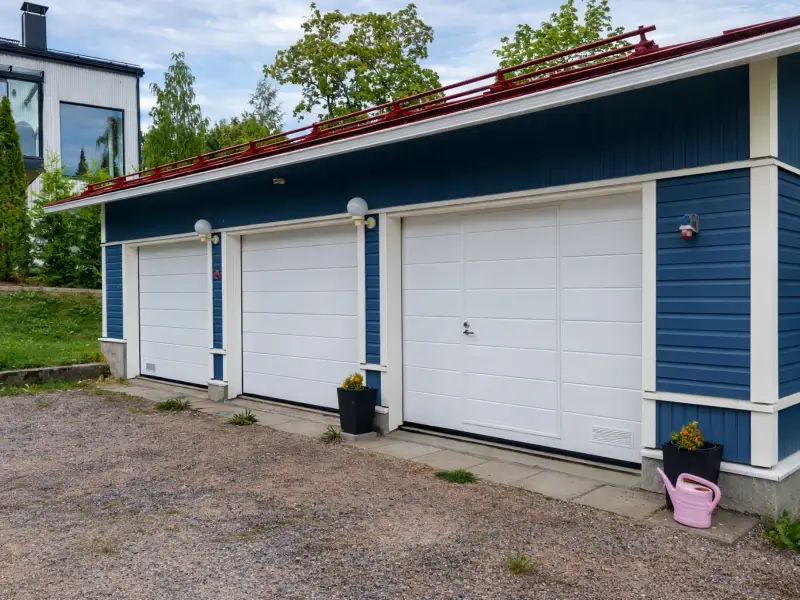 Autotallin oviremontti kolmella käyntiovellisella nosto-ovella Lahdessa — JK-Ovet