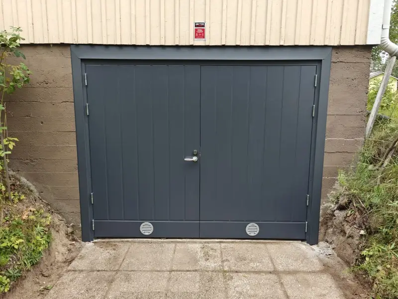 Uusi autotallin pariovi peltipieleillä asennettuna Orimattilassa