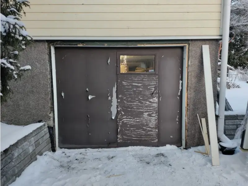 Vanha autotallin pariovi ennen vaihtoa Pukkilassa