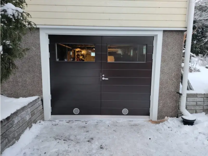 Uusi Talas pariovi ikkunoilla ja peltipieleillä asennettuna Pukkilassa