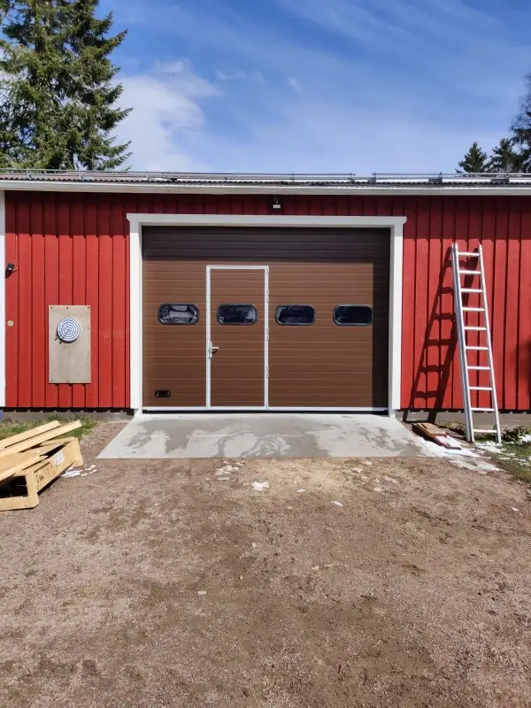 Nosto-ovi käyntiovella ja ikkunoilla asennettuna Kärkölässä — JK-Ovet