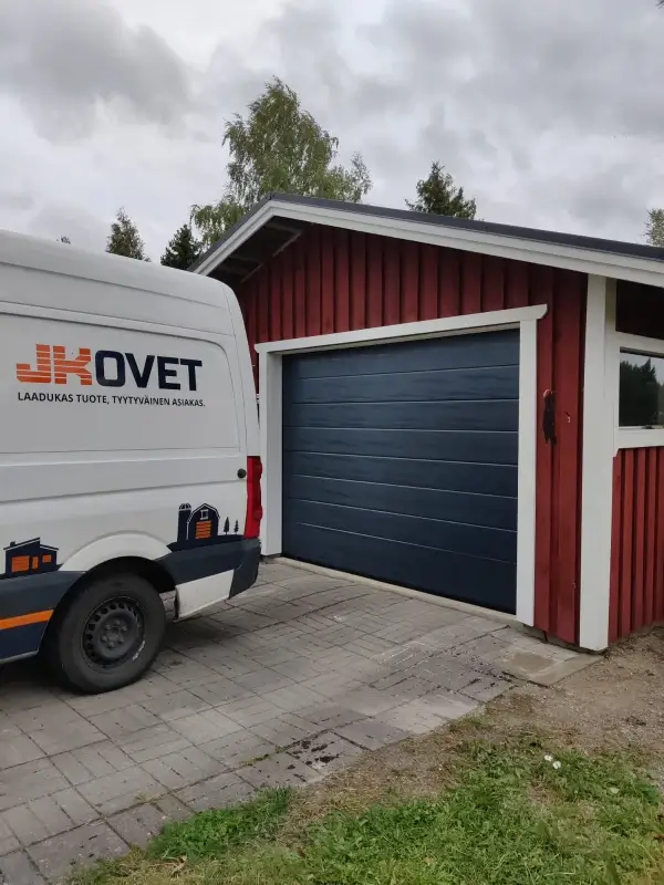 Perinteikäs nosto-ovi Kuusankoskella