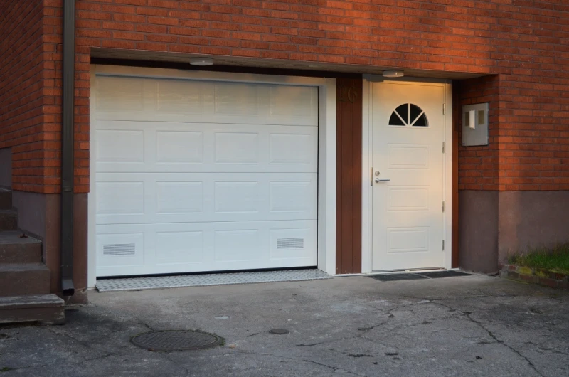 Peilikuvio nosto-ovi asennettuna Kotkassa — JK-Ovet