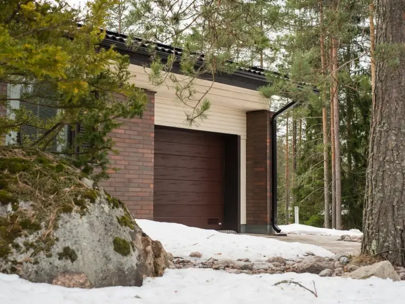 Nosto-ovi talviasennuksena Kouvolassa