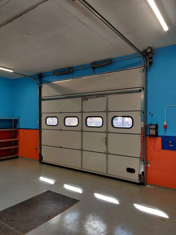 Autotallin nosto-ovi käyntiovella Järvelässä — ovaalit ikkunat ja automatiikka