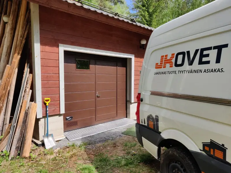 Käyntiovellinen nosto-ovi ikkunalla Pertunmaalla — JK-Ovet