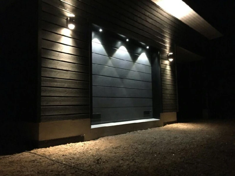 Autotallin ovi ledivaloilla Haminassa