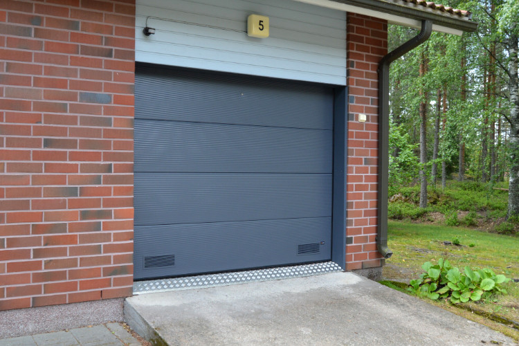 Mikro- ja makroura nosto-ovi Kouvolassa — JK-Ovet