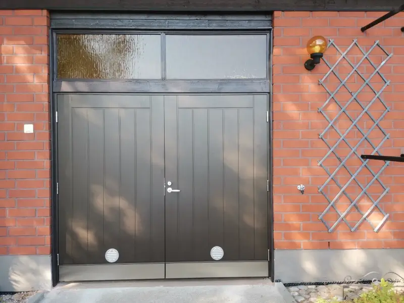 Klassinen pystyuritettu pariovi Kouvolassa