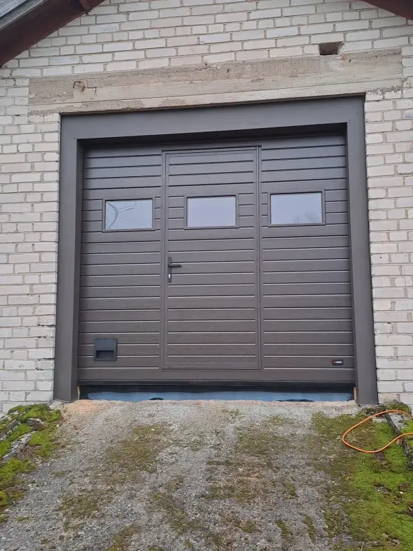 Autotallin ovi käyntiovella Askolassa — avaimet käteen -palveluna peltipielillä — JK-Ovet