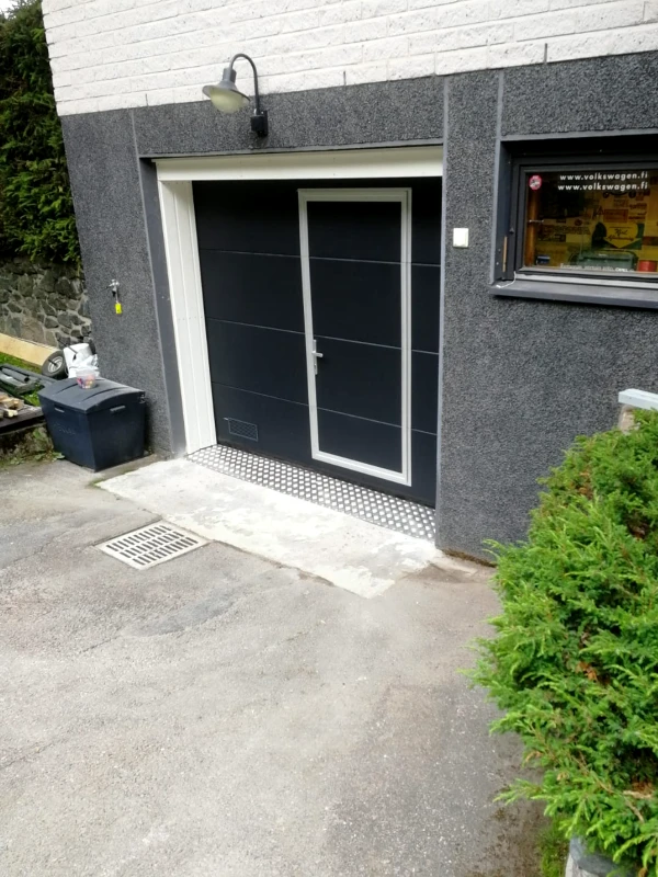 Autotallin ovi käyntiovella Nurmijärvellä — karmiväri alumiini