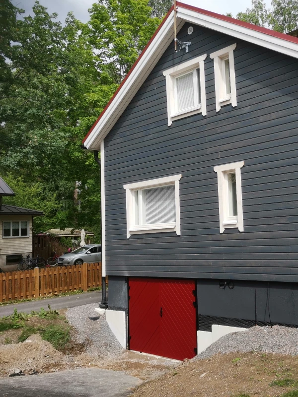 Punainen autotallin pariovi asennettuna Järvenpäässä