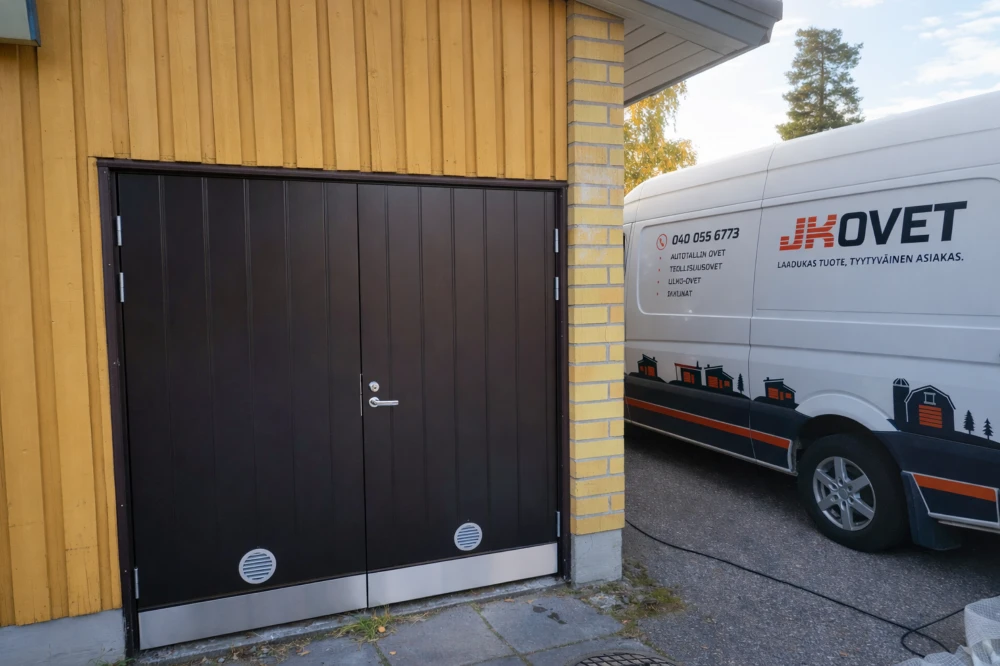 Ruskea autotallin pariovi asennettuna