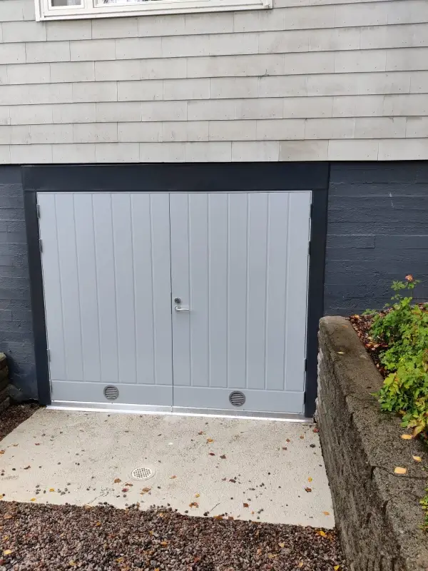 Autotallin pariovi peltipielillä asennettuna Myrskylässä