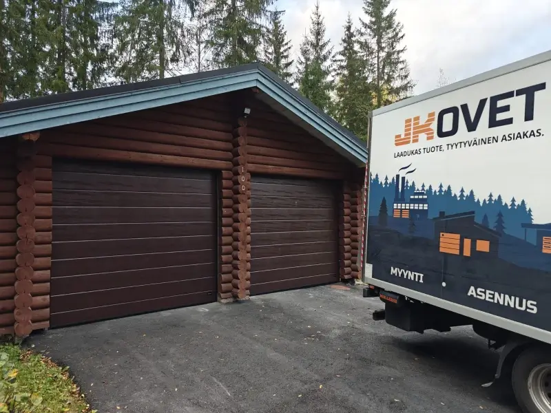 Hirsitallin nosto-ovet Hyvinkäällä