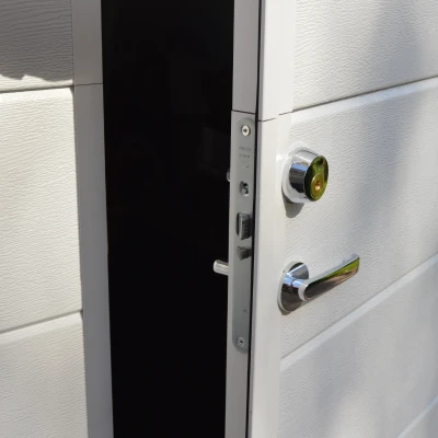 Käyntiovi Abloy-lukituksella sarjoitettuna asiakkaan avaimille — JK-Ovet