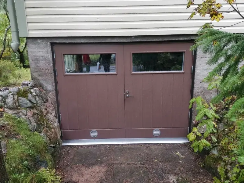 Kellarin pariovi ikkunoilla asennettuna