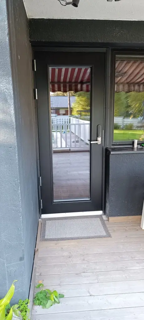 Täyslasitettu terassinovi Yale-älylukituksella Villähteellä