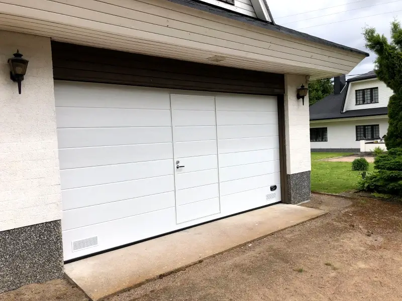 Leveämpi käyntiovellinen nosto-ovi asennettuna Kouvolan Anjalassa — JK-Ovet