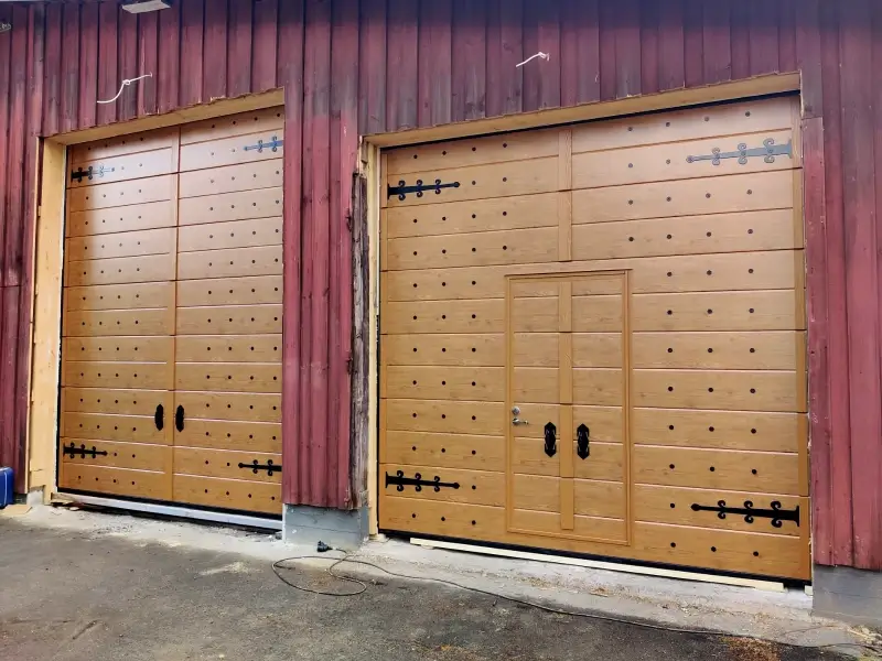 Maatilan Retro-nosto-ovi käyntiovella Vääksyssä — JK-Ovet