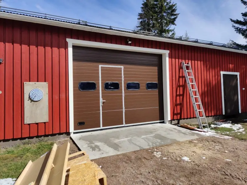 Nosto-ovi käyntiovella Kärkölässä