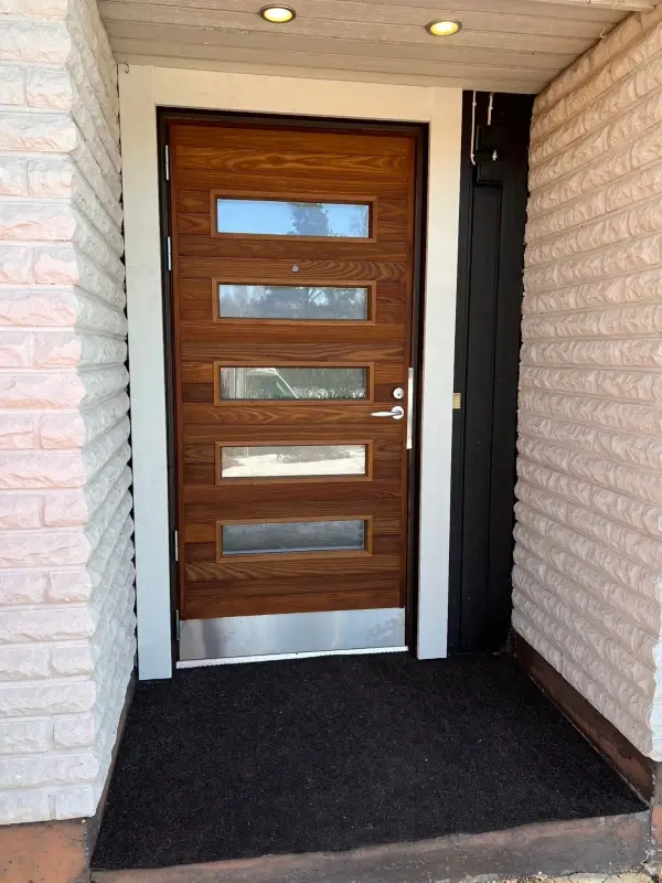 Puupintainen ulko-ovi ikkunoilla ja potkupellilla