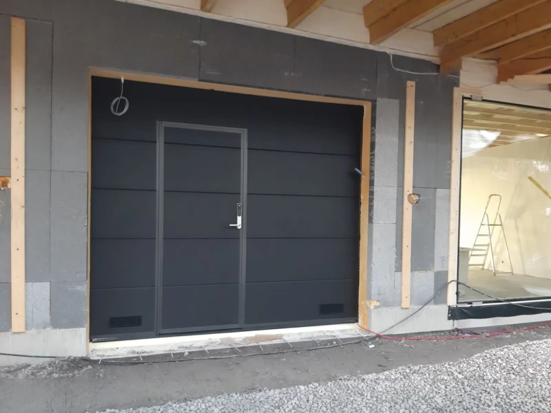 Moderni nosto-ovi käyntiovella ja älylukituksella Espoossa uudiskohteessa — JK-Ovet