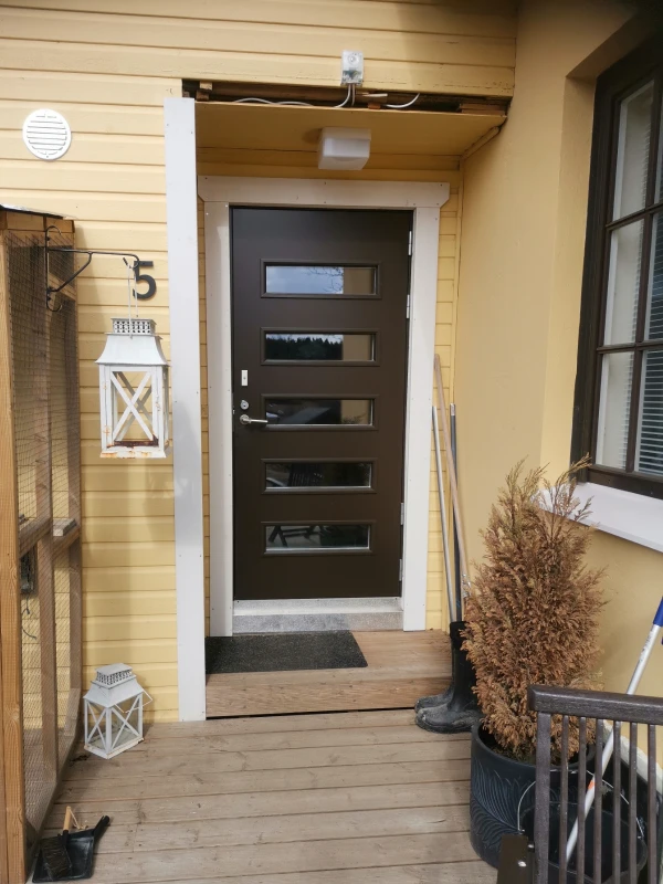 Moderni ulko-ovi design-ikkunoilla