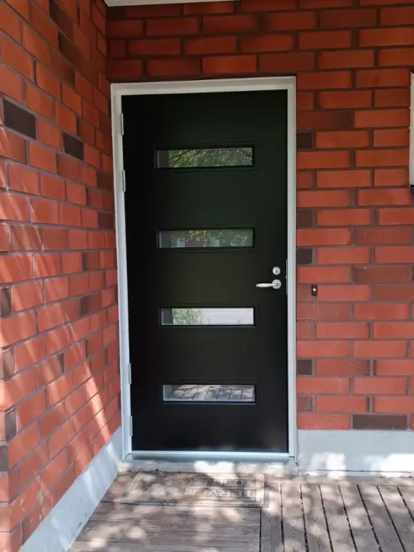 Musta ulko-ovi Kouvolassa