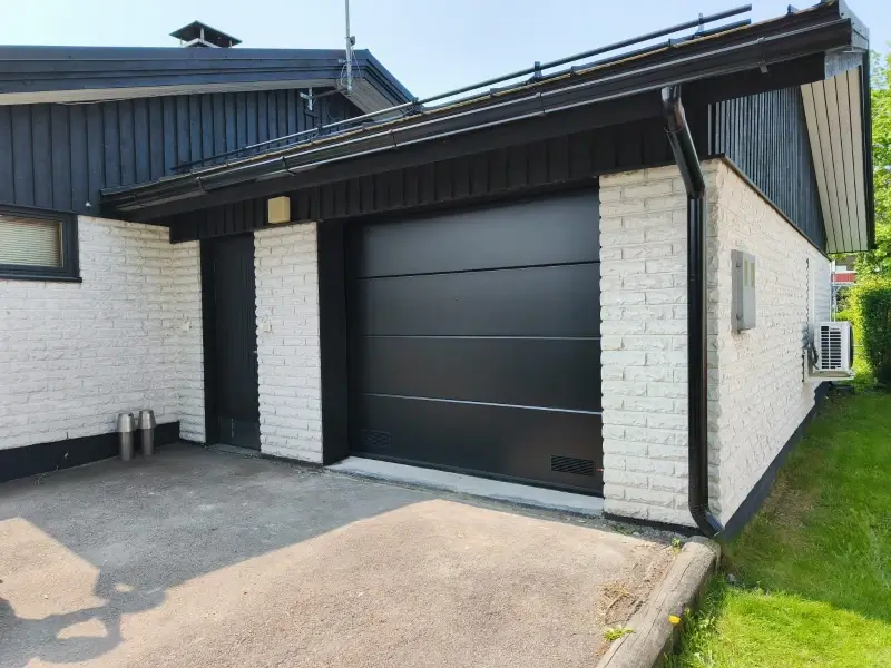 Yhtenäinen sileä nosto-ovi Kotkassa