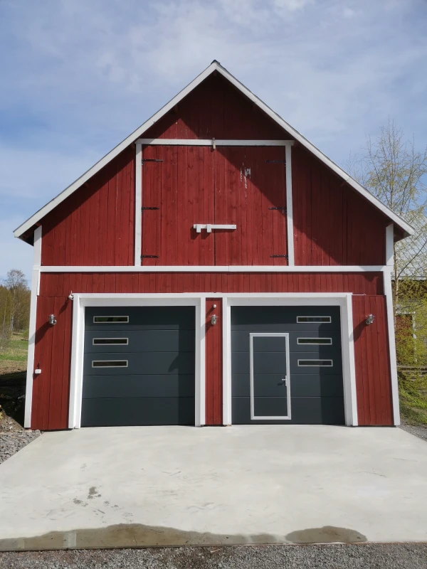 Sähkökäyttöinen nosto-ovi käyntiovella ja ikkunoilla Parikkalassa — JK-Ovet