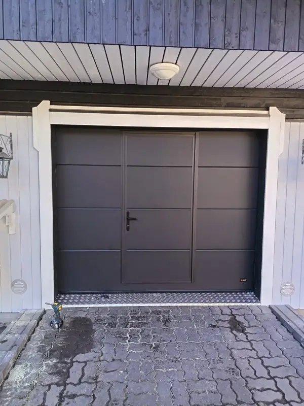 Autotallin oviremontti käyntiovella Haminassa — peltismyygit ja vuorilaudat — JK-Ovet