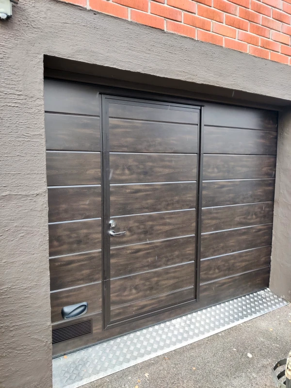 Nosto-ovi käyntiovella Kotkassa — Puujäljitelmäpinta — Turkkipeltikynnys