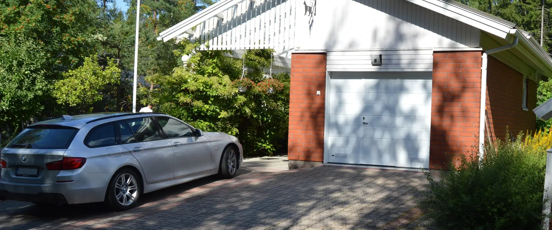 Autotallin nosto-ovi käyntiovella asennettuna Kouvolassa — JK-Ovet