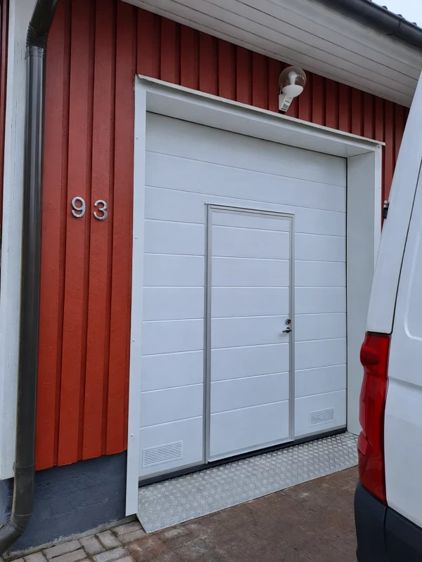 Nosto-ovi käyntiovella ja peltipielillä Myllykoskella Kouvolassa — JK-Ovet