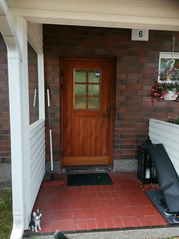 Vanha ulko-ovi ennen vaihtoa Haminassa