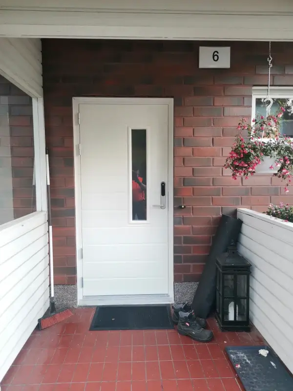 Uusi ikkunallinen ulko-ovi Yale-älylukolla Haminassa