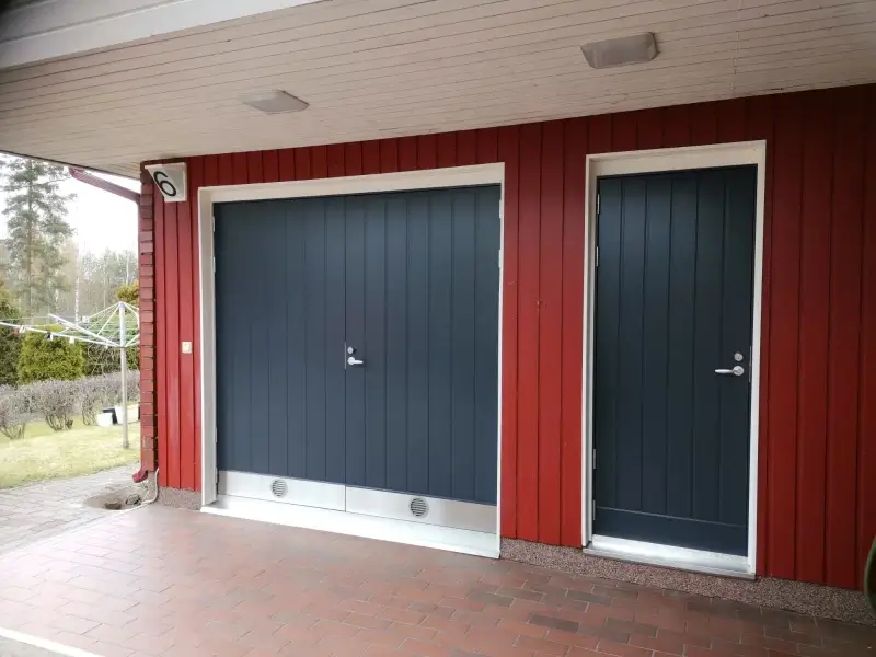 Autotallin pariovet asennettuna Anjalan Kouvolassa