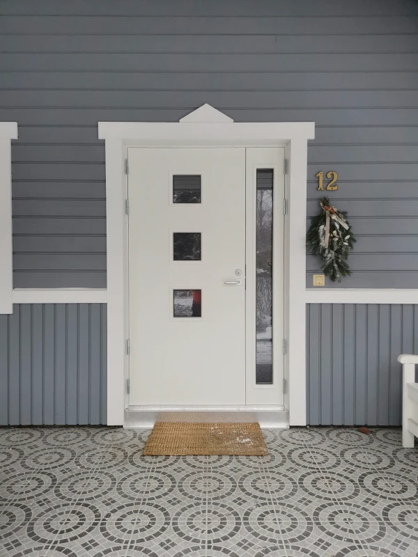 Ulko-ovi ikkunallisella levikkeellä