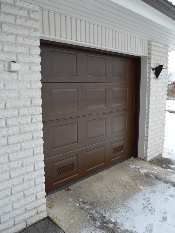 Peilikuvioitu nosto-ovi Lahdessa