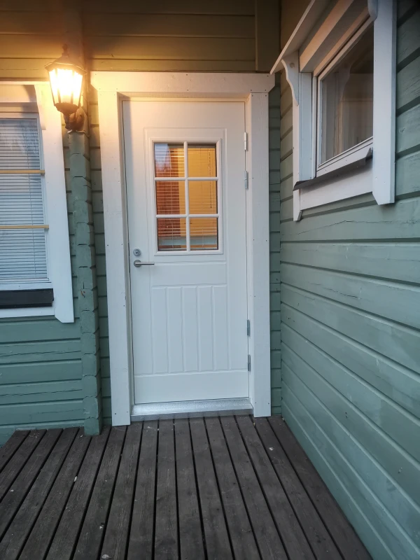 Terassinovi ristikkoikkunalla ja puupielillä