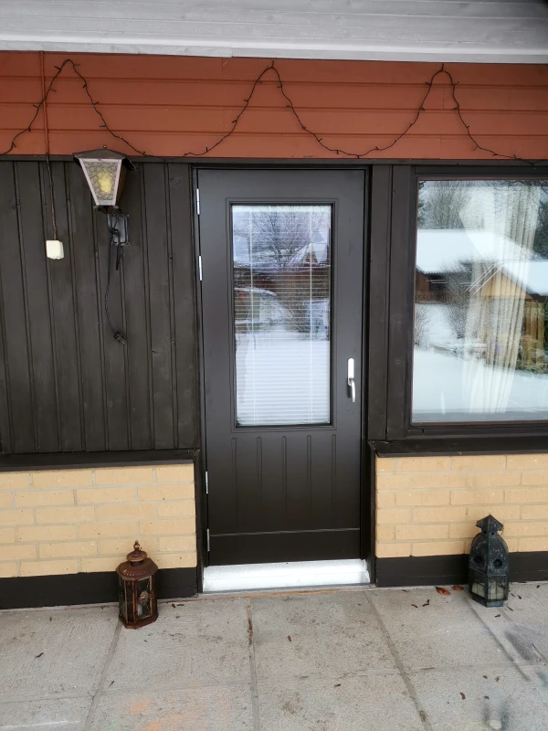 Terassinovi ikkunalla Kouvolassa