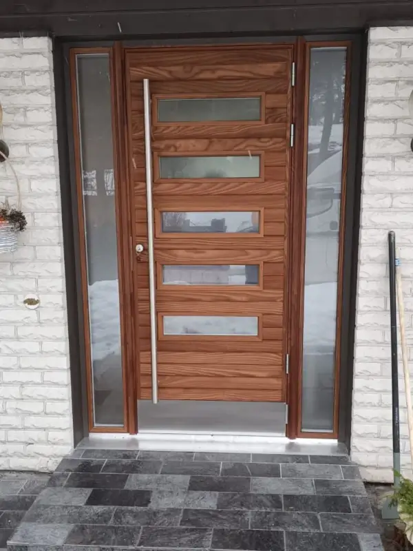 Uusi saarni massiivipuuovi kiinteillä ikkunoilla saarnilistoilla Lahdessa