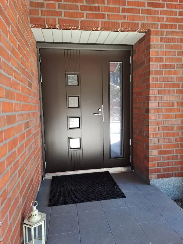 Ulko-ovi avattavalla levikkeellä Kouvolassa