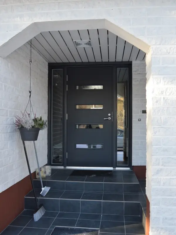 Ulko-ovi sivuikkunoilla asennettuna Valkealassa