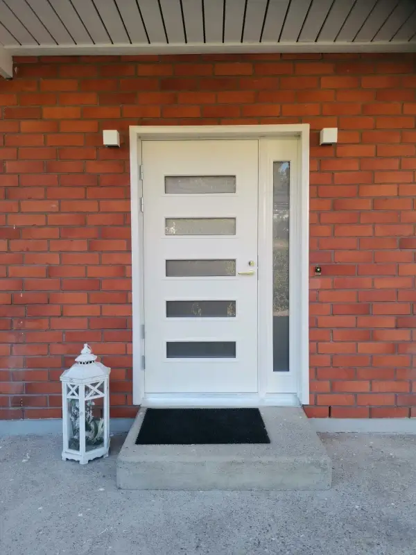 Uusi Taimen ikkunallinen ulko-ovi levikkeellä asennettuna Loviisassa